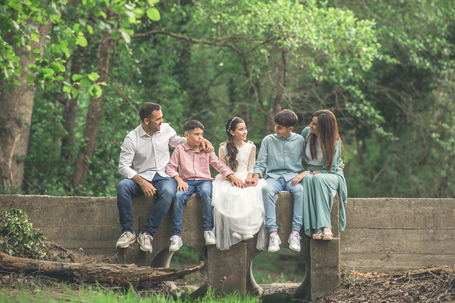 La magia de la comunión de Carla: Un reportaje natural entre el Pinar del Rey y el Parque de la Vida en San Roque