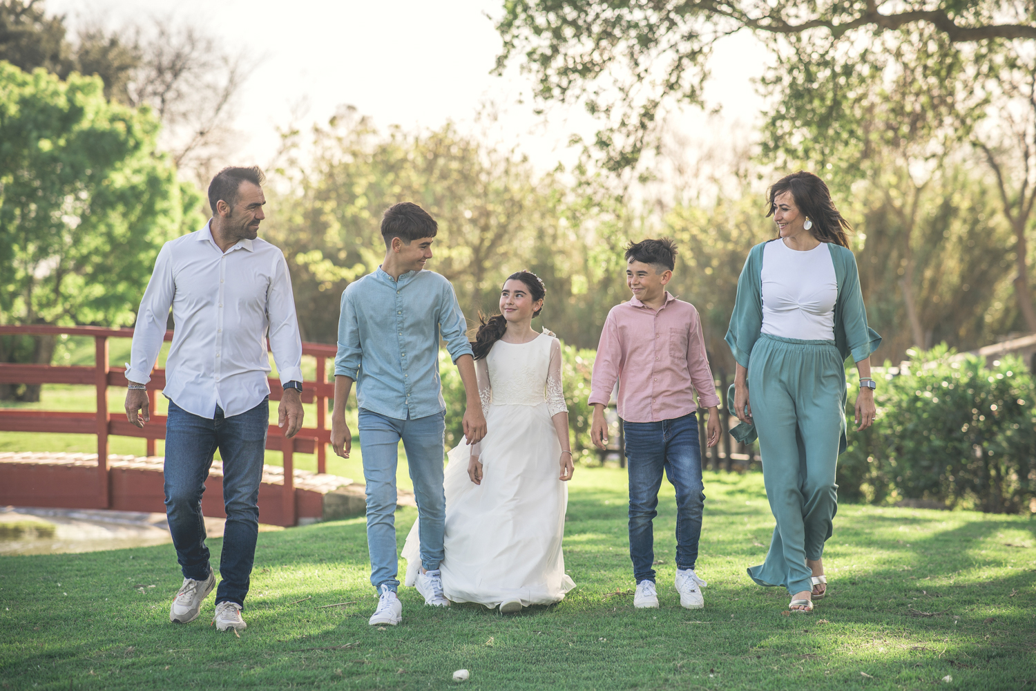 La magia de la comunión de Carla: Un reportaje natural entre el Pinar del Rey y el Parque de la Vida en San Roque