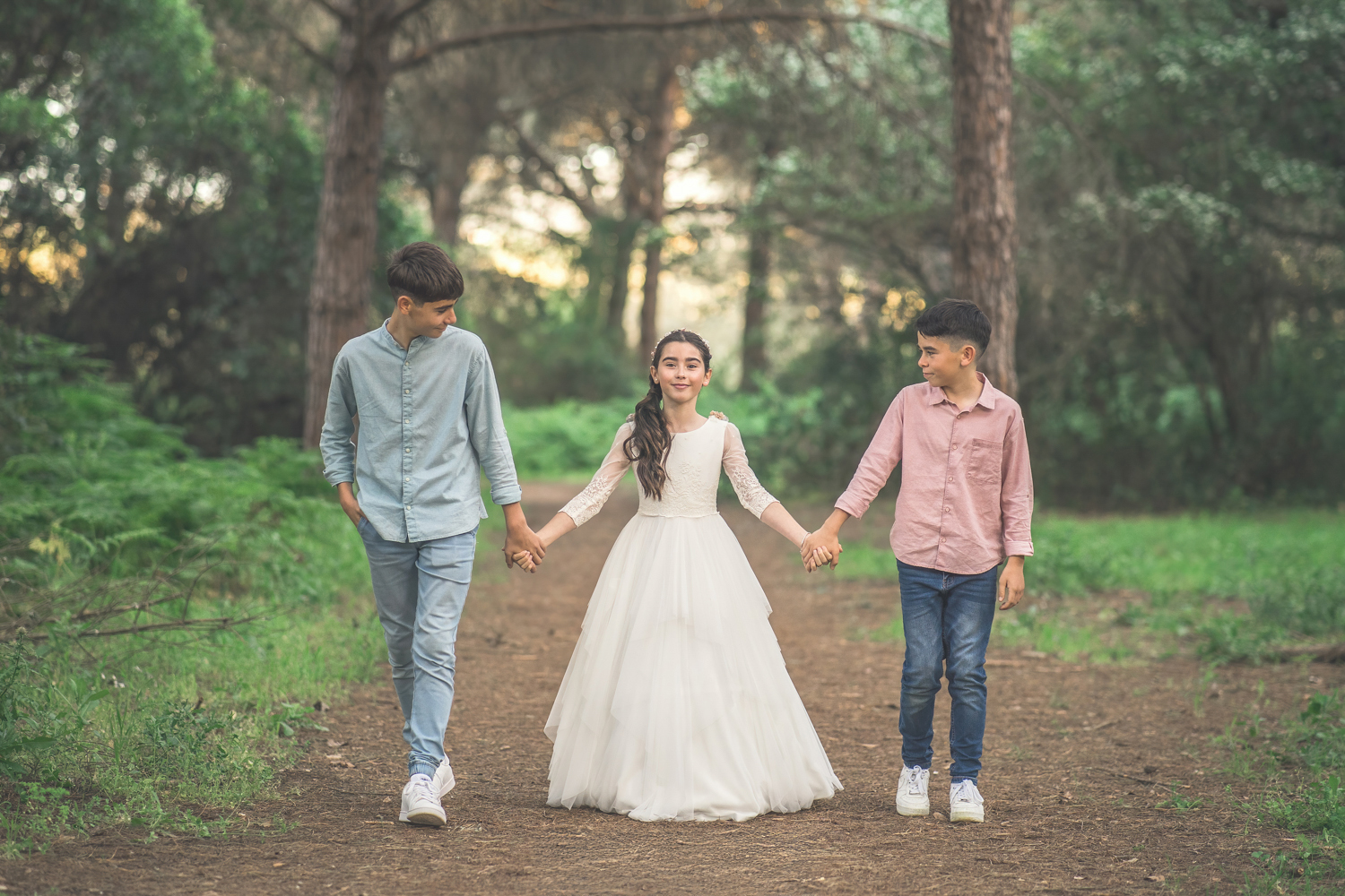 La magia de la comunión de Carla: Un reportaje natural entre el Pinar del Rey y el Parque de la Vida en San Roque